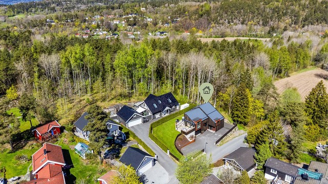 Boligen ble oppført i 2020 og er tegnet for nettopp denne tomten, med egenartet arkitektur som skiller seg positivt ut i mengden.
Fotograf; Børge Oppegård.
