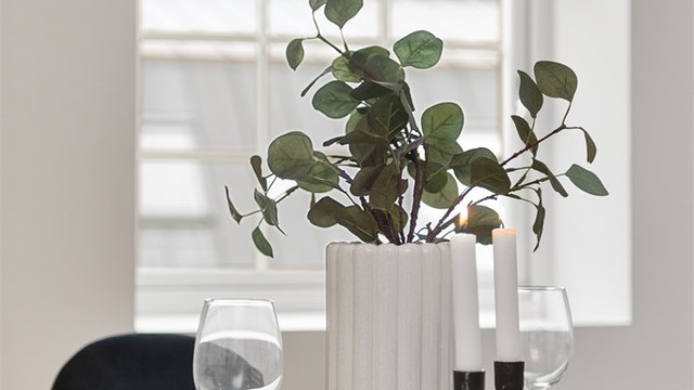 De dype vinduskarmene er karakteristiske for bygårdens arkitektur og slipper inn rikelig med lys.