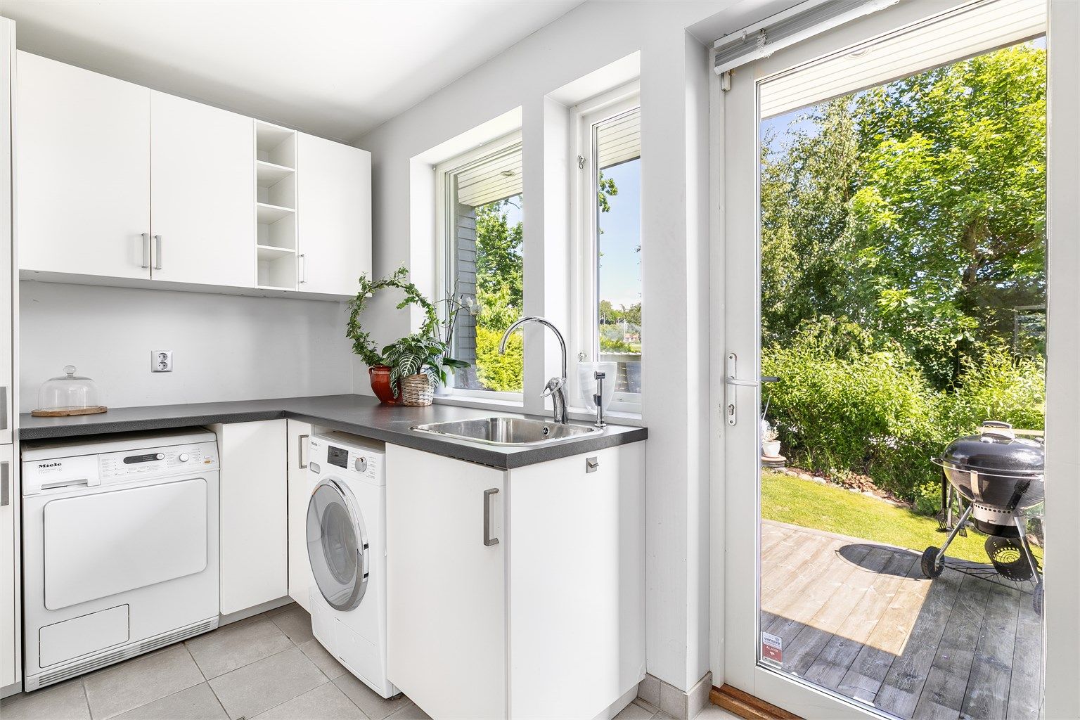 I første etasje inngår også et meget praktisk vaskerom med skittentøys sjakt fra badet over samt tilknyttet terrasse. I tillegg fungerer rommet som et grovkjøkken ved behov.