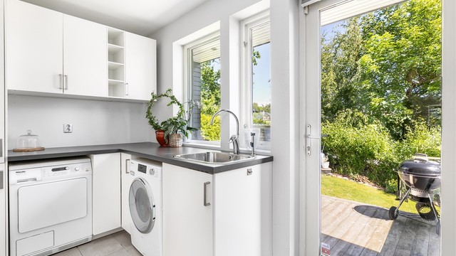 I første etasje inngår også et meget praktisk vaskerom med skittentøys sjakt fra badet over samt tilknyttet terrasse. I tillegg fungerer rommet som et grovkjøkken ved behov.