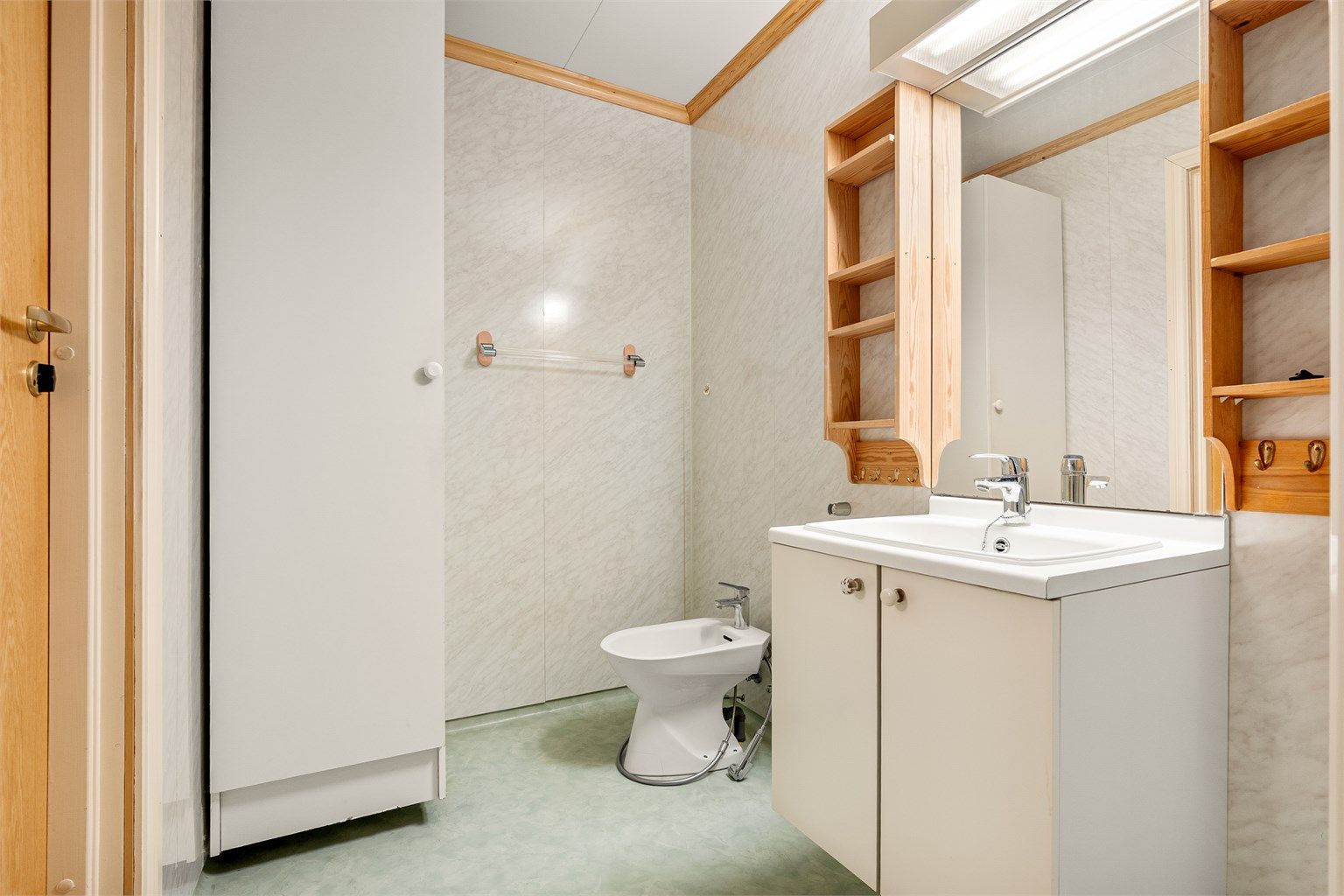 Badet er trolig fra byggeåret og med tilstandsgradene 1 og 2 i sjeldent god stand, alderen tatt i betraktning.