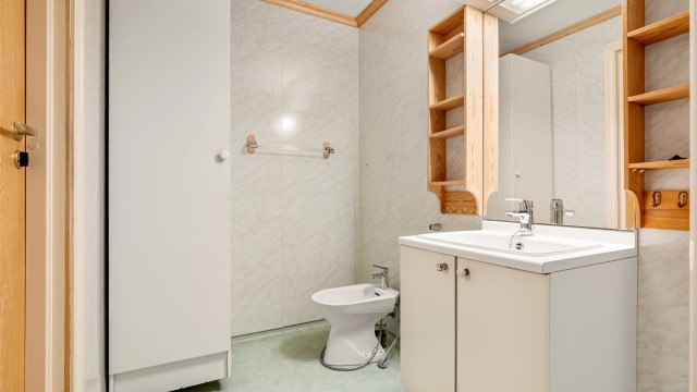 Badet er trolig fra byggeåret og med tilstandsgradene 1 og 2 i sjeldent god stand, alderen tatt i betraktning.