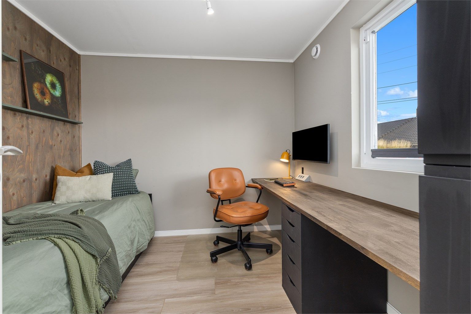 Siste soverommet har plass til seng, arbeidsplass og garderobe.