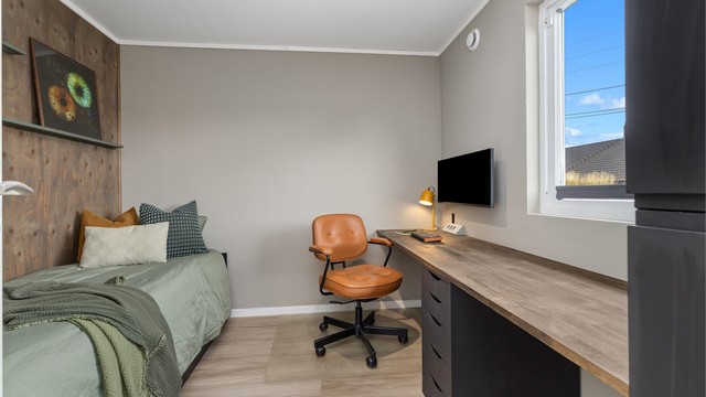 Siste soverommet har plass til seng, arbeidsplass og garderobe.