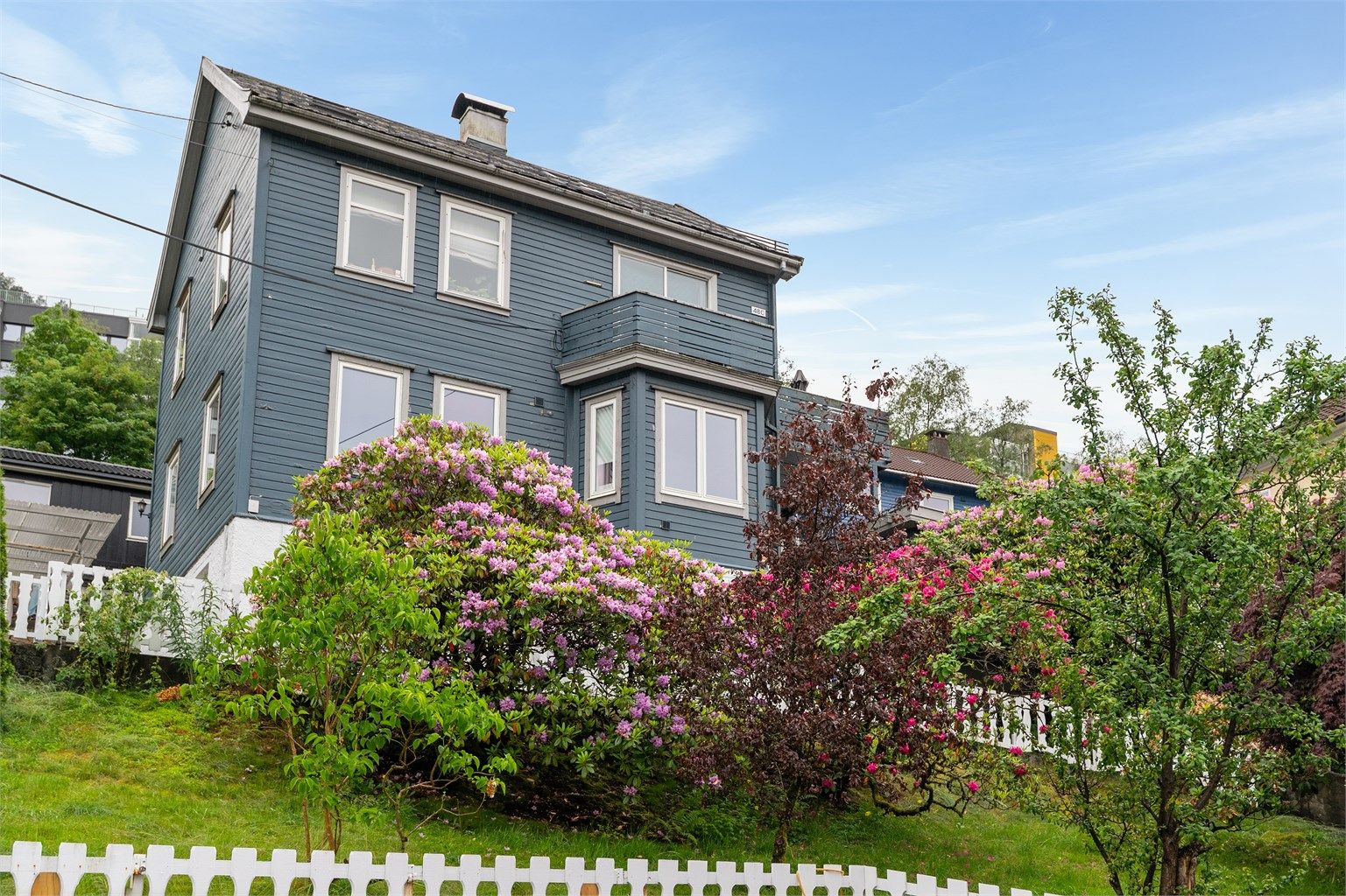 -Leiligheten har en meget sentral og attraktiv beliggenhet i Solheimsviken, med kort avstand til dagligvarebutikker, Laksevåg Senter, Danmarksplass og Bergen sentrum. -