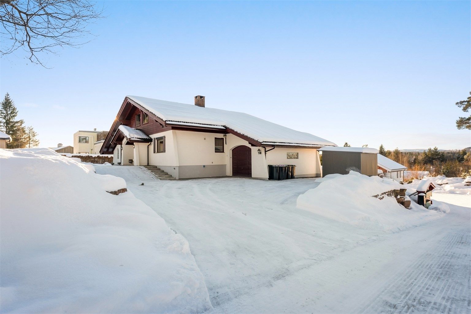 Eiendommen har godt med lagringsplass med både tilliggende og frittstående bod.