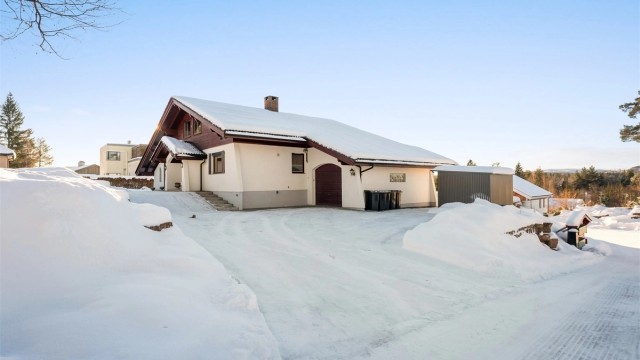 Eiendommen har godt med lagringsplass med både tilliggende og frittstående bod.