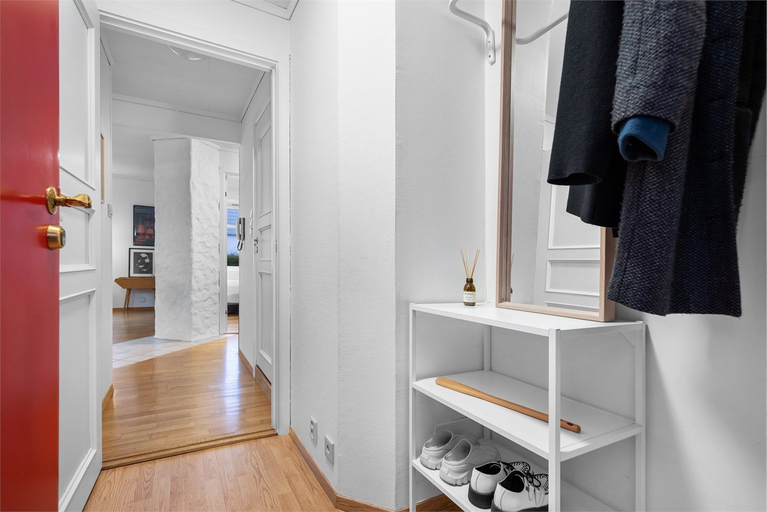 Gulvflater på bad og kjøkken er belagt med fliser, øvrige rom er belagt med parkett og laminat.
