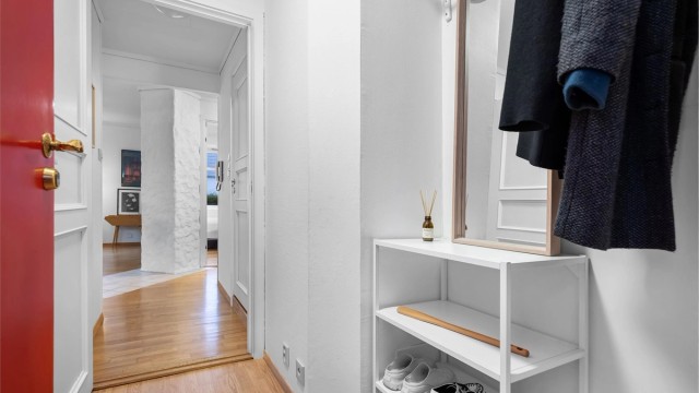 Gulvflater på bad og kjøkken er belagt med fliser, øvrige rom er belagt med parkett og laminat.