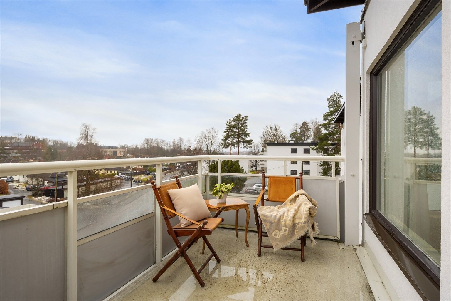 Fra stuen er det utgang til en romslig balkong på 10 m².