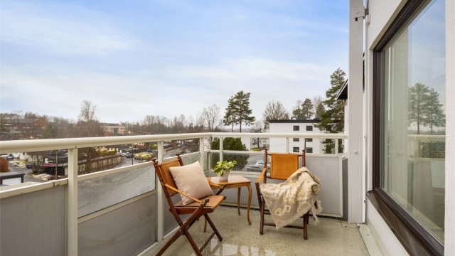 Fra stuen er det utgang til en romslig balkong på 10 m².