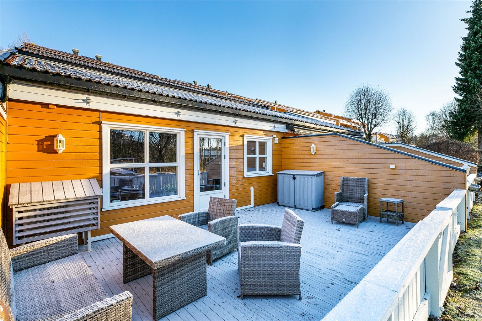 Leiligheten ligger på bakkeplan, med en over 30 kvm. stor vestvendt terrasse.