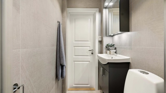Badet har gulvvarme og god utnyttelse av plassen