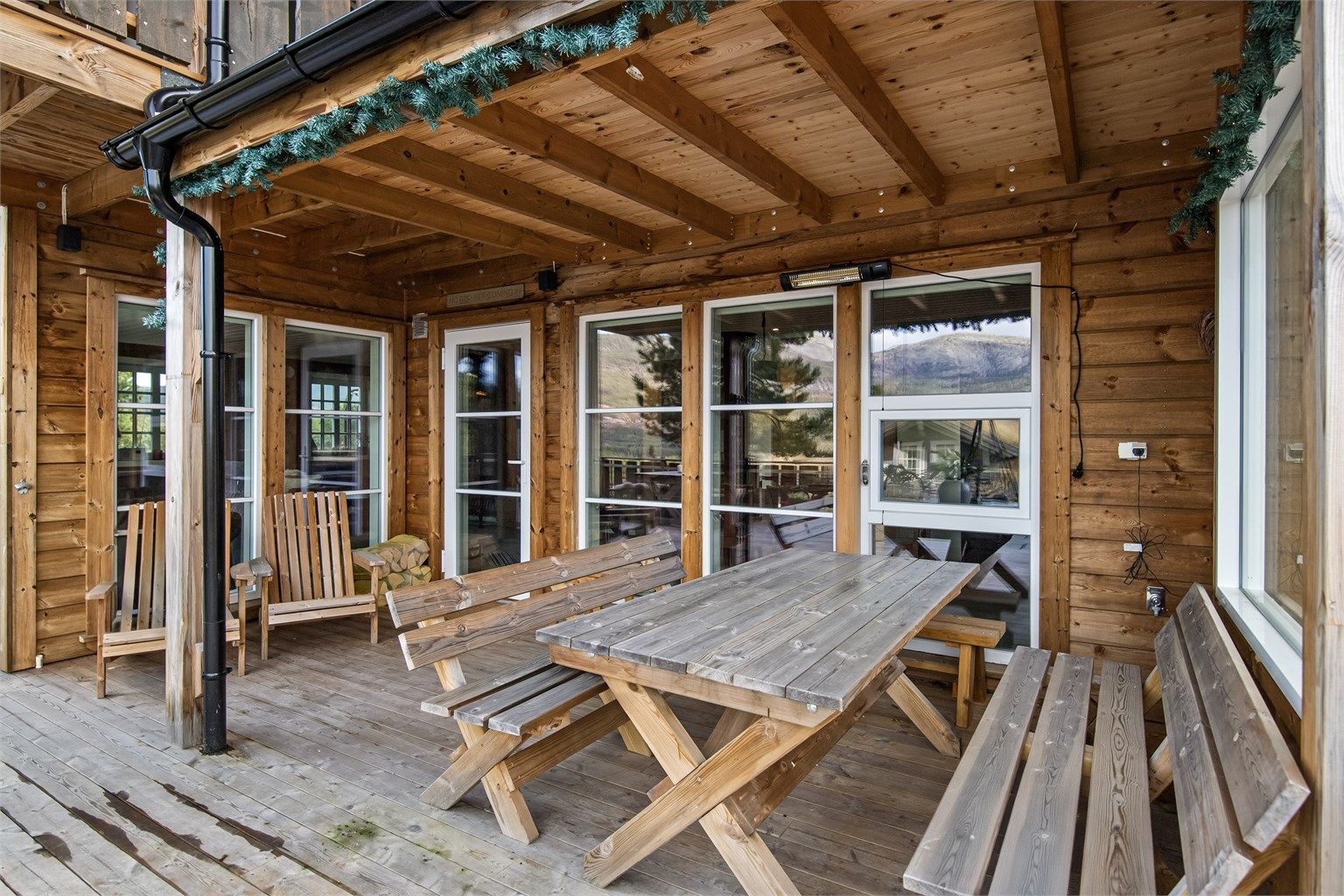 Overbygget terrasse. Det blir etablert levegg og sjalusi på vindu mot nabo for skjerming