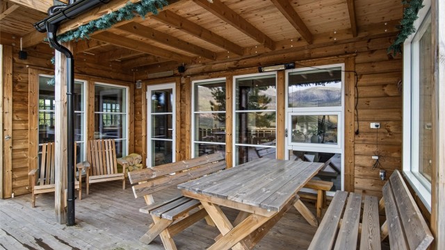 Overbygget terrasse. Det blir etablert levegg og sjalusi på vindu mot nabo for skjerming
