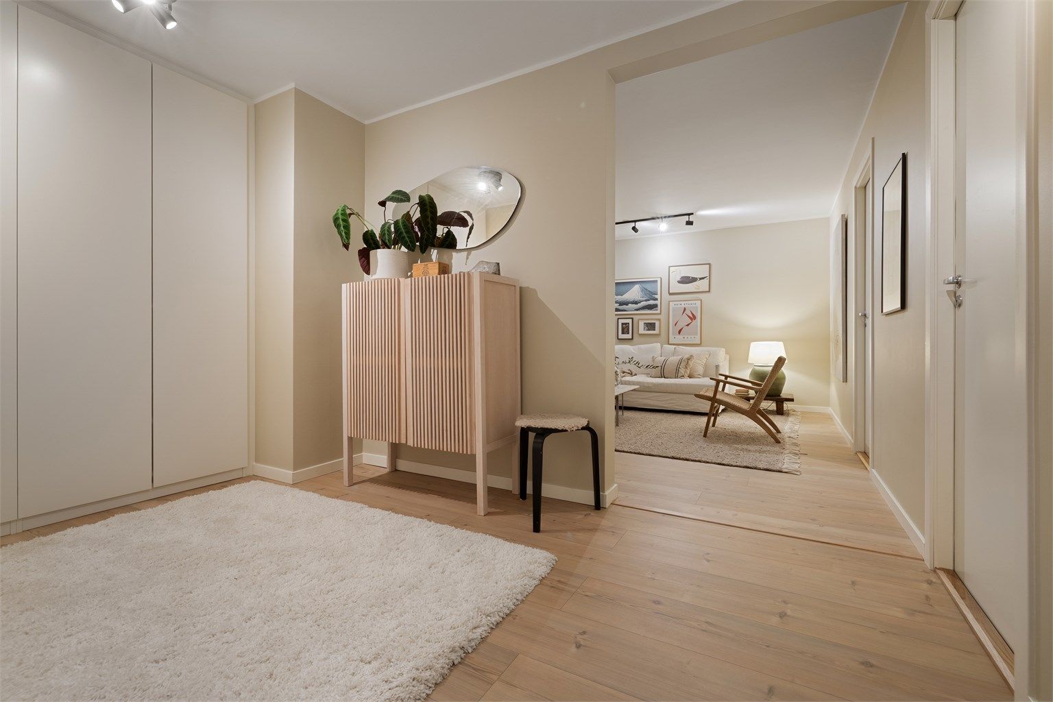 Planløsningen er forbedret ved at det er åpnet opp mellom gang og stue, noe som gir en mer moderne og luftig følelse allerede når du kommer inn døren.