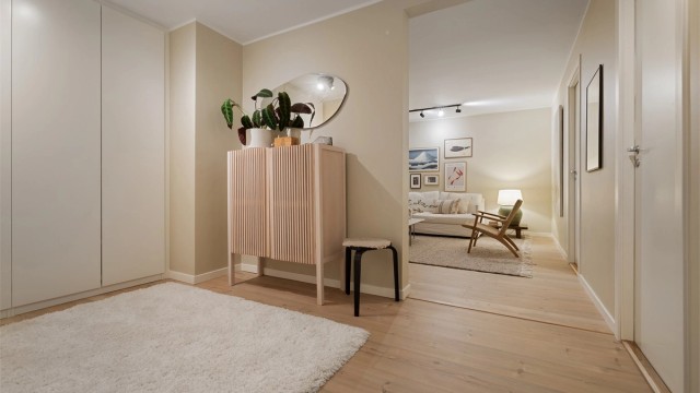 Planløsningen er forbedret ved at det er åpnet opp mellom gang og stue, noe som gir en mer moderne og luftig følelse allerede når du kommer inn døren.