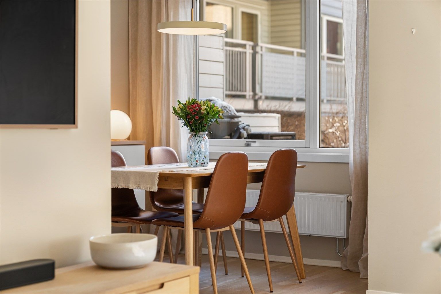 Spiseplassen ligger i naturlig forlengelse av stuen.