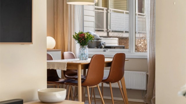 Spiseplassen ligger i naturlig forlengelse av stuen.