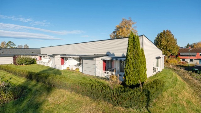 Eiendomsmegler Krogsveen v/ Gisle Spidsberg ønsker velkommen til Svarstadveien 2!
Foto: Svein Michaelsen