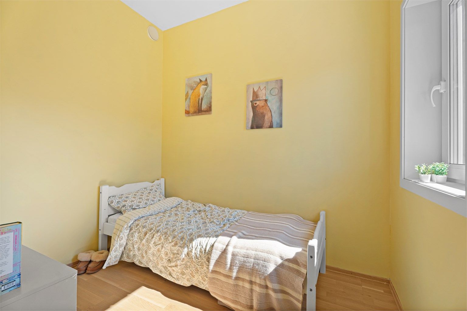 Rommet er i dag innredet som soverom men er ikke godkjent til varig opphold eller bruksendret. Rommet er også tidligere brukt til kontor og bod/lagringsplass. 