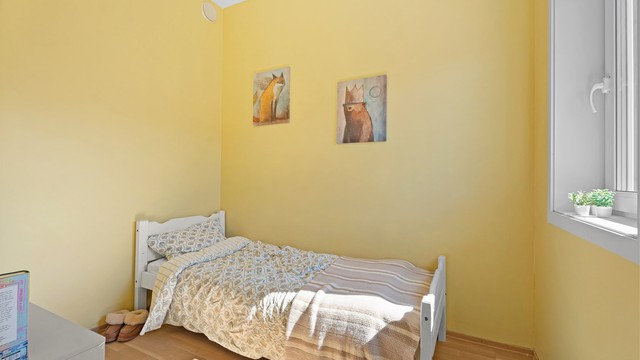 Rommet er i dag innredet som soverom men er ikke godkjent til varig opphold eller bruksendret. Rommet er også tidligere brukt til kontor og bod/lagringsplass.