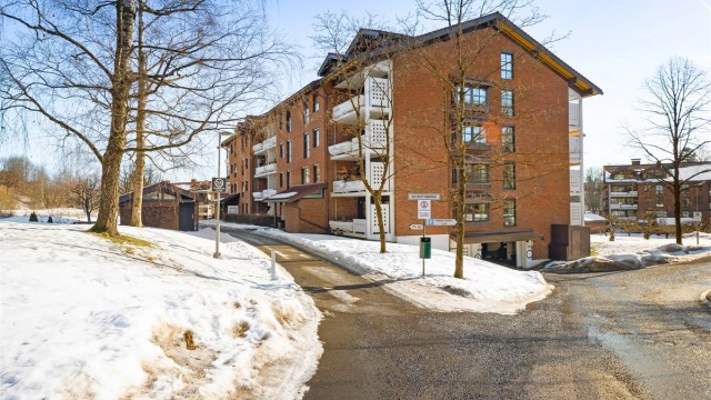 Eiendommen ligger i et rolig og veletablert boligområde med store, grønne fellesarealer.