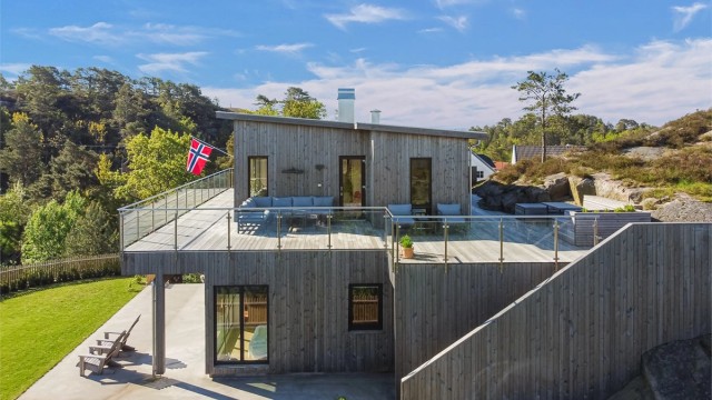 Den romslige hovedterrassen har god plass til flere sittegrupper for sosiale anledninger.