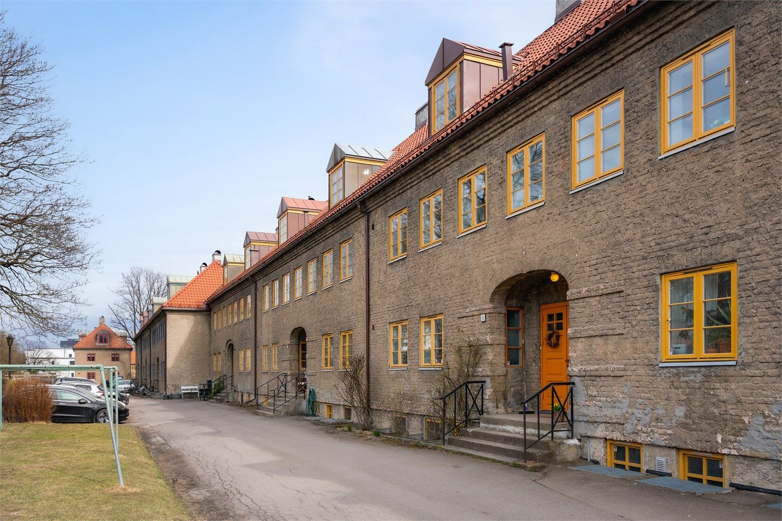 Bygningen er oppført i murverk og er en del av et borettslag som er oppført på Byantikvarens gule liste.