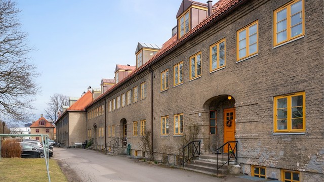 Bygningen er oppført i murverk og er en del av et borettslag som er oppført på Byantikvarens gule liste.