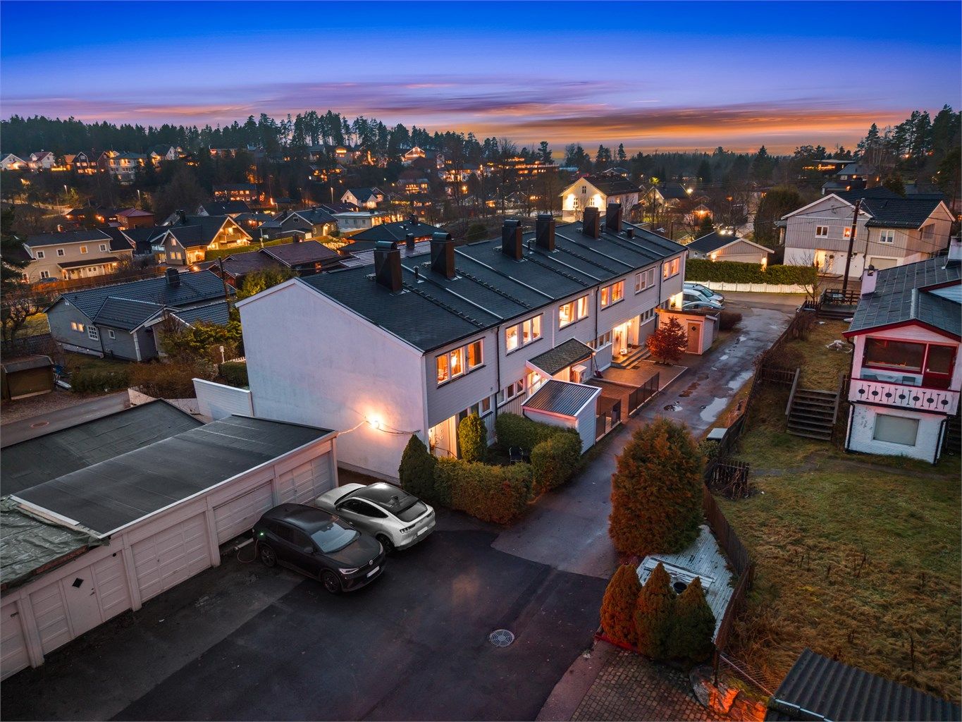 Til boligen medfølger en garasjeplass på 14 m² i fellesrekke