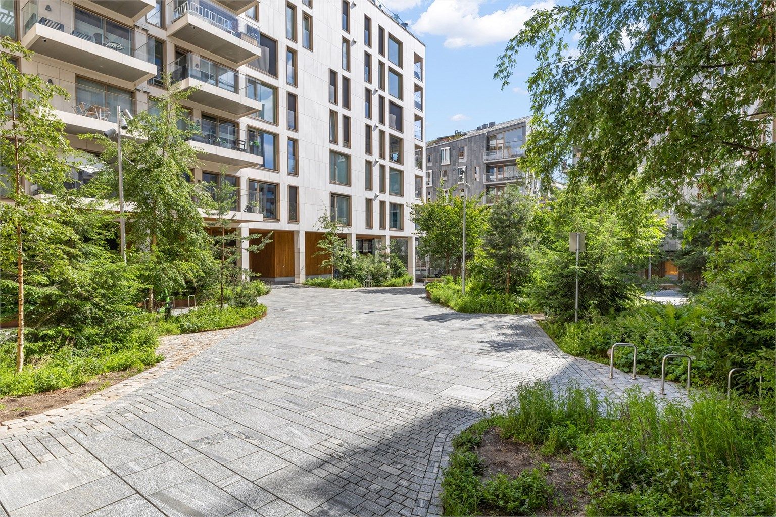 Fellesarealer er pent opparbeidet med asfalterte og steinbelagte internveier, prydbusker og diverse beplantning.