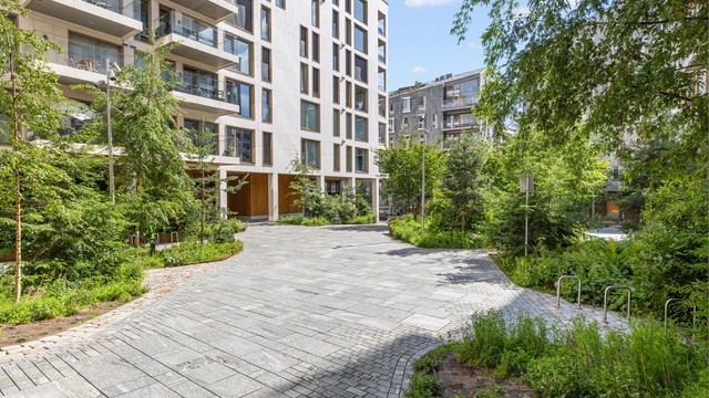 Fellesarealer er pent opparbeidet med asfalterte og steinbelagte internveier, prydbusker og diverse beplantning.