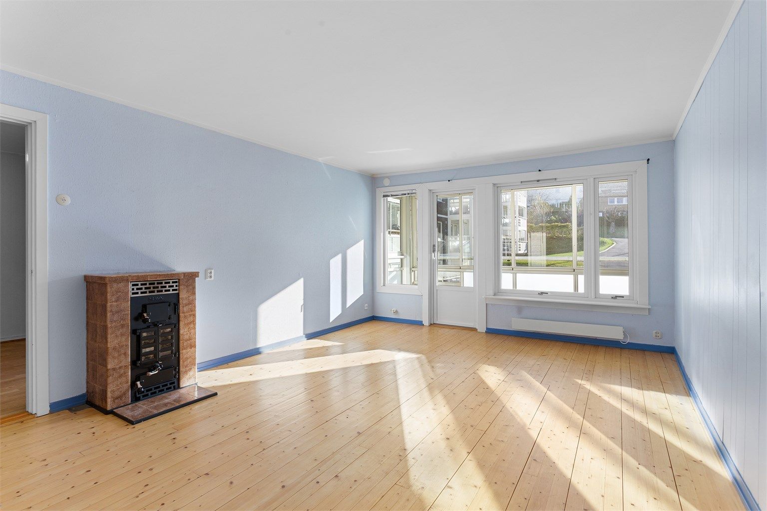 Vinduer med trerammer er fra 2009 og 2015, og er utvendig kledd med metallplater (ett vindu må skiftes).