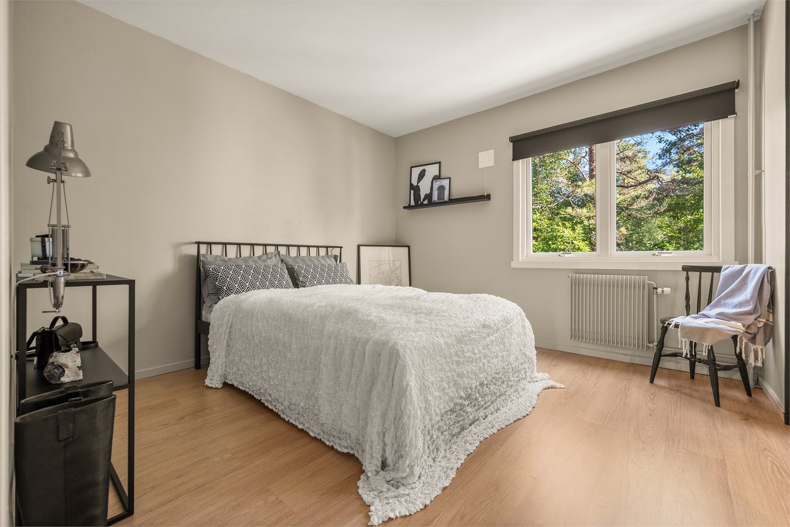 Hovedsoverommet har god plass til dobbeltseng, stor garderobeløsning med speilfronter og rom for annet nødvendig møblement.