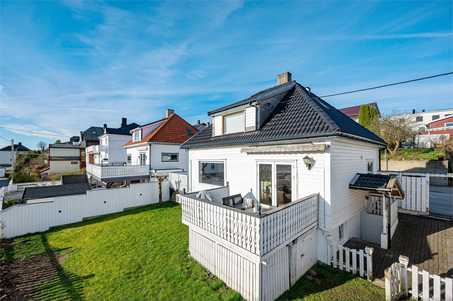 Velkommen til Roald Amundsens gate 89, en innholdsrik enebolig over 3 plan, fin og stor hage og flott utsikt mot Gandsfjorden. Boligen er inndelt i to deler, hvorav hoveddel består av 1.etg og 2.etg.,  mens kjeller har egen inngang. 