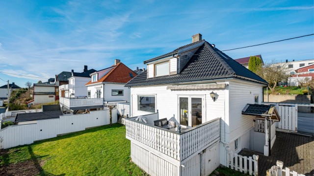 Velkommen til Roald Amundsens gate 89, en innholdsrik enebolig over 3 plan, fin og stor hage og flott utsikt mot Gandsfjorden. Boligen er inndelt i to deler, hvorav hoveddel består av 1.etg og 2.etg., mens kjeller har egen inngang.