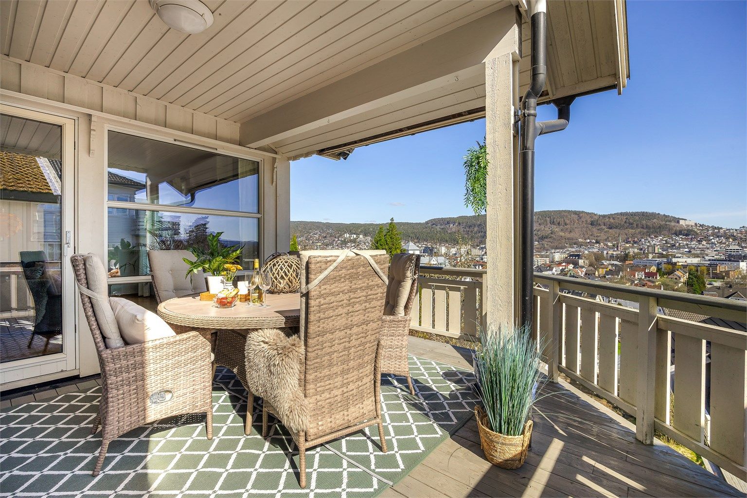 Den romslige verandaen på 18 m² har god plass til utemøblement.