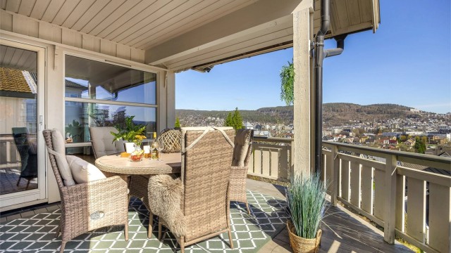 Den romslige verandaen på 18 m² har god plass til utemøblement.