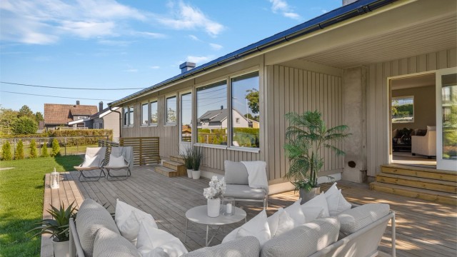 Fra både stuen og kjøkkenet er det utgang til en herlig markterrasse på hele 44 kvm.