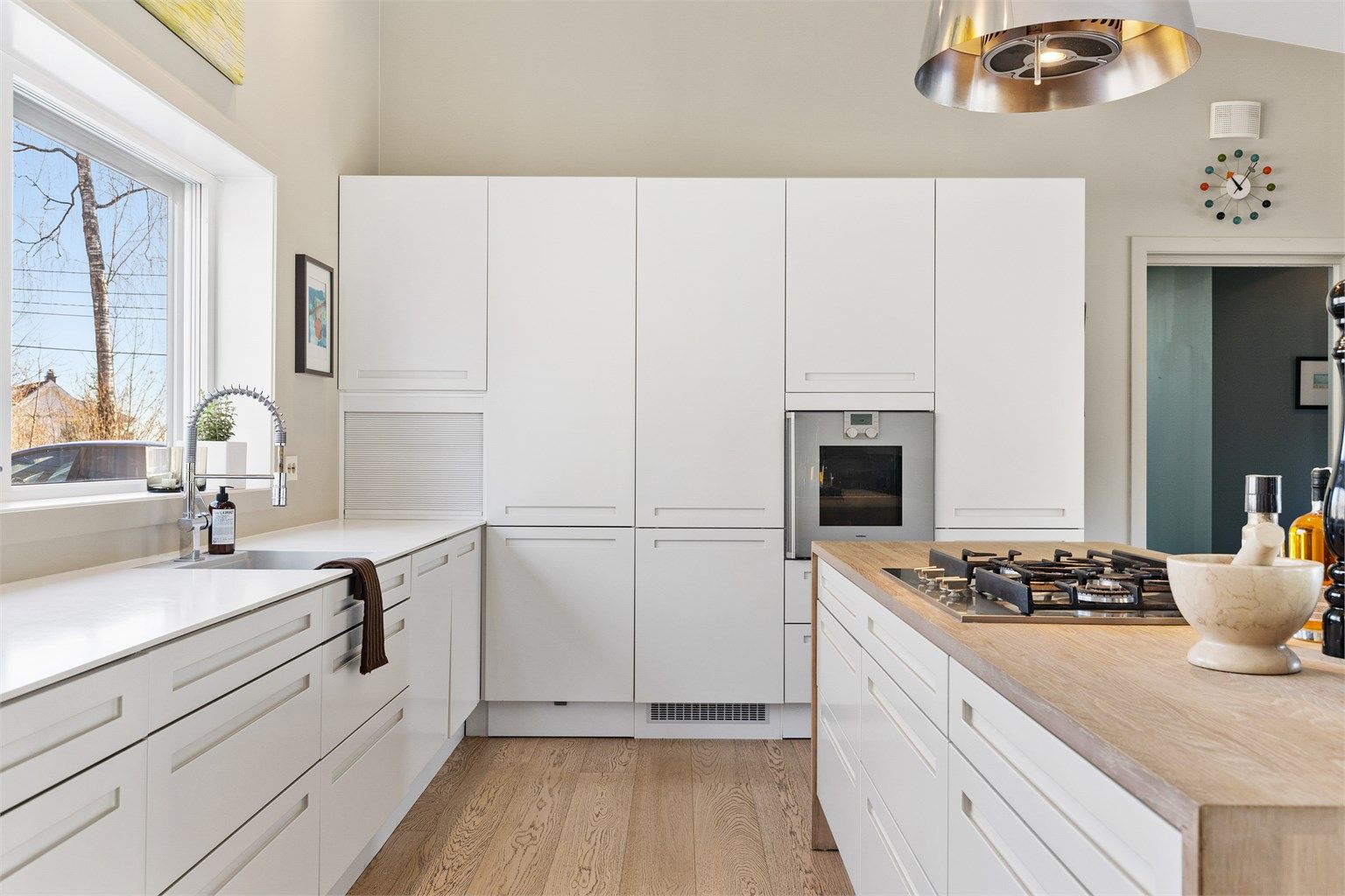 Integrerte hvitevarer: Nedfelt gassplatetopp i kjøkkenøy, stekeovn, oppvaskmaskin og kjøleskap. Ventilator fra himling med kullfilter. Kjøkkenøy har benkeplate i heltre eik.