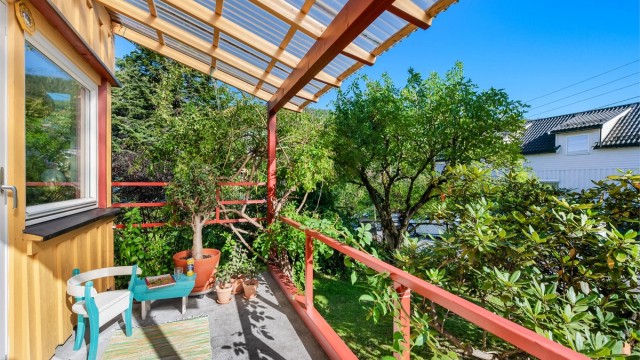 Overbygget østvendt veranda på ca. 6 kvm. Videre er det utvendig trappeadkomst ned til hageområdet.