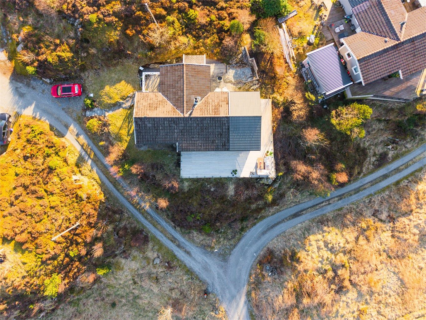 Innkjørsel og tomt sett ovenfra