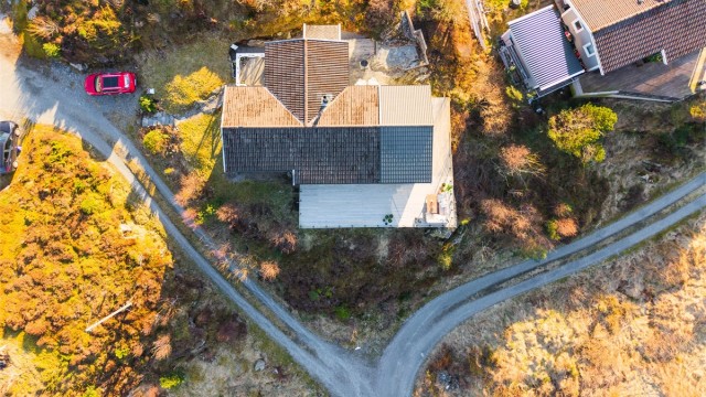Innkjørsel og tomt sett ovenfra
