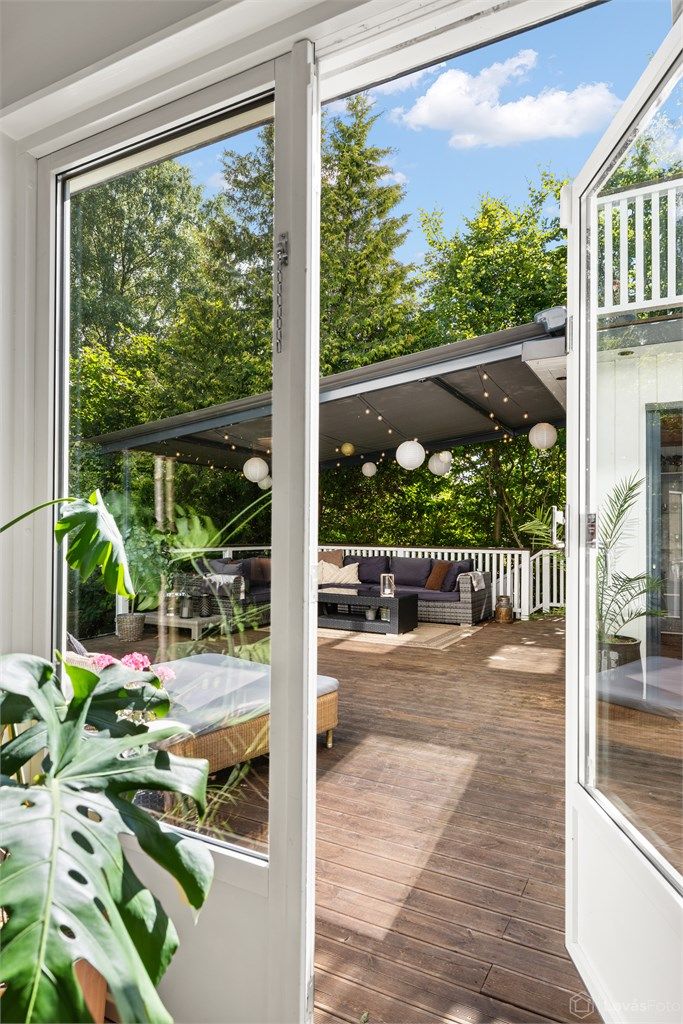Fra stuen er det doble terrassedører ut til de flotte utearealene