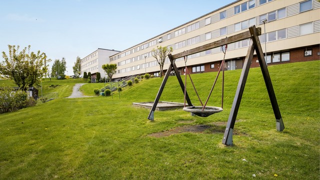 Tomten er fellesareal som er opparbeidet med plen, diverse beplantning, huske og sandkasse tilrettelagt for barnas lek.