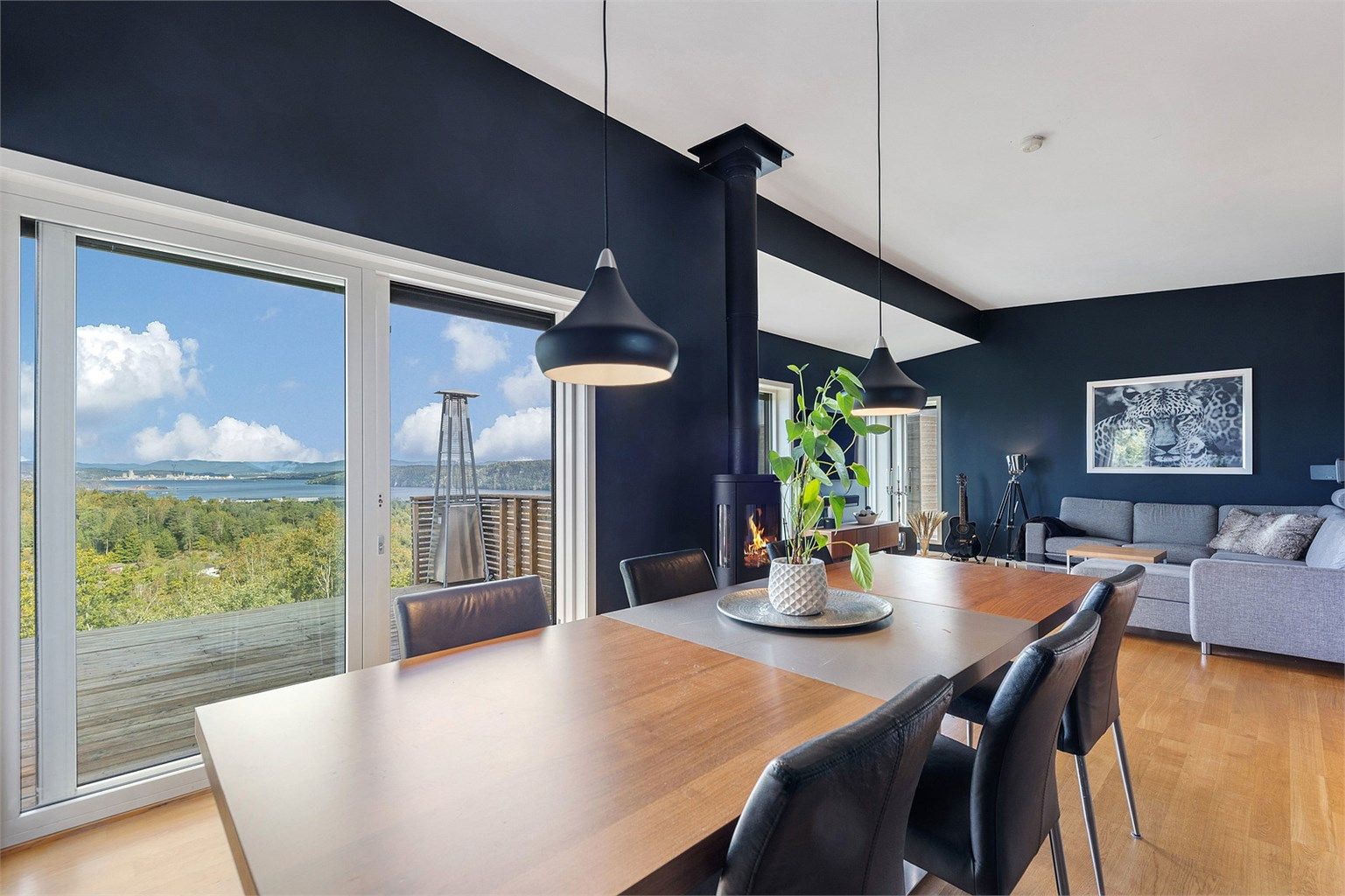 Fra spisestuen er det direkte utgang til en av den usjenerte terrassen som vender mot nor og vest.