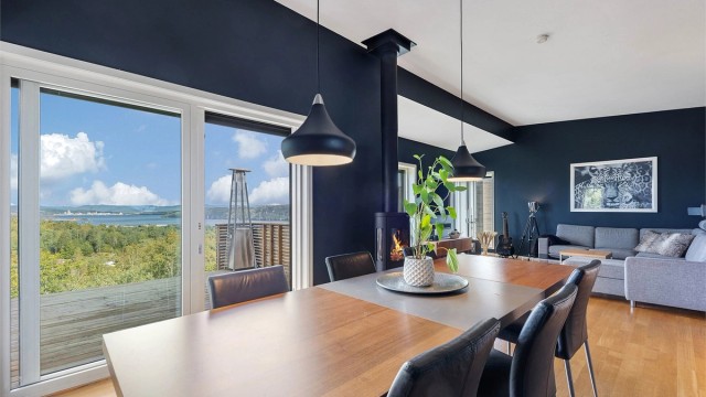 Fra spisestuen er det direkte utgang til en av den usjenerte terrassen som vender mot nor og vest.