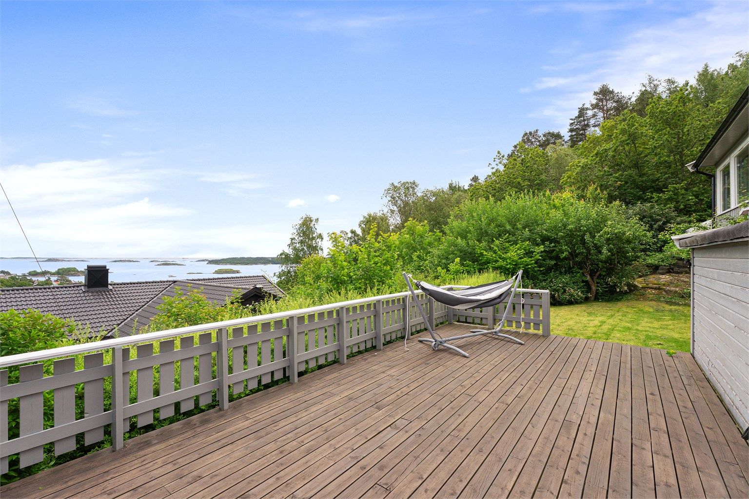 Her får du sol fra morgen til kveld på uteplassen rundt huset.