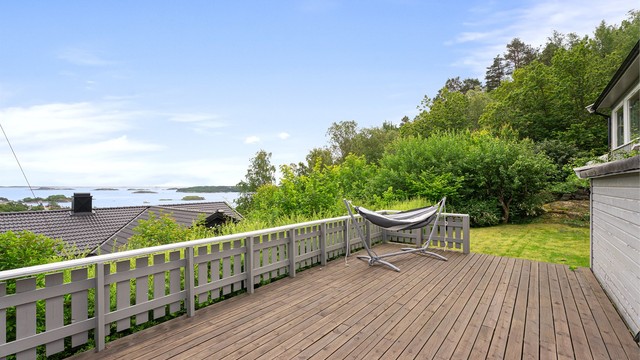 Her får du sol fra morgen til kveld på uteplassen rundt huset.